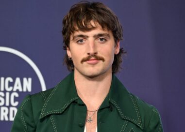 Benson Boone montre ses abdos sexy en pack de six dans un nouveau selfie torride au gymnase et les gays fondent