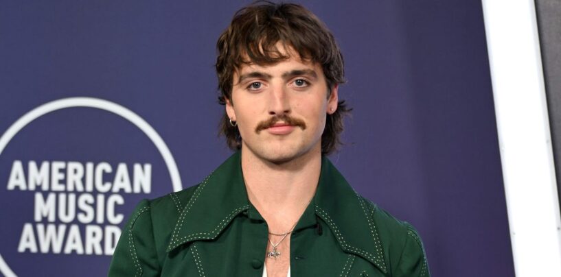 Benson Boone montre ses abdos sexy en pack de six dans un nouveau selfie torride au gymnase et les gays fondent