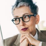 5 choses que les saphiques doivent savoir sur les relations sexuelles avec une lesbienne plus âgée et plus sage, selon les experts du sexe