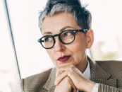 5 choses que les saphiques doivent savoir sur les relations sexuelles avec une lesbienne plus âgée et plus sage, selon les experts du sexe