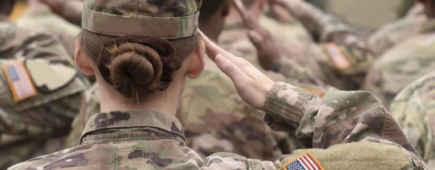 Un nouveau mémo du Pentagone indique comment les troupes transgenres doivent défendre leur service