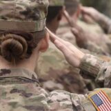 Un nouveau mémo du Pentagone indique comment les troupes transgenres doivent défendre leur service