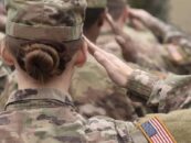 Un nouveau mémo du Pentagone indique comment les troupes transgenres doivent défendre leur service