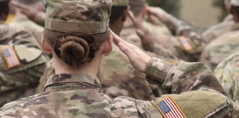 Un nouveau mémo du Pentagone indique comment les troupes transgenres doivent défendre leur service