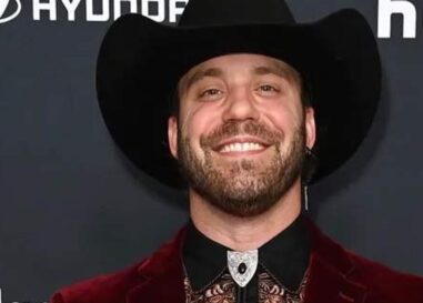 Paulie Calafiore montre son gâteau dans de nouvelles photos sexy de jockstrap