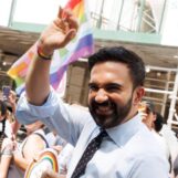 Zohran Mamdani, candidat à la mairie de New York, fait un arrêt surprise de sa campagne dans un bar gay à 1 heure du matin