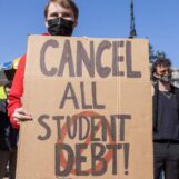 Le DOE de Trump poursuivi (à deux reprises) pour avoir disqualifié les travailleurs à but non lucratif LGBTQ+ de l'annulation de leur prêt