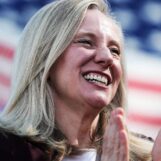 Abigail Spanberger, alliée LGBTQ+, bat le républicain anti-trans pour remporter la course au poste de gouverneur de Virginie
