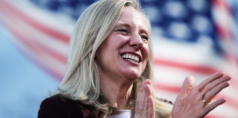 Abigail Spanberger, alliée LGBTQ+, bat le républicain anti-trans pour remporter la course au poste de gouverneur de Virginie