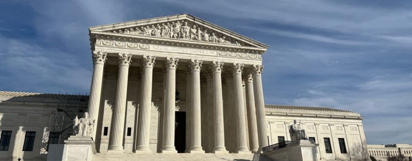 La Cour suprême autorise la politique de passeport anti-trans et anti-non binaire de l'administration Trump (pour l'instant)