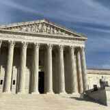 La Cour suprême autorise la politique de passeport anti-trans et anti-non binaire de l'administration Trump (pour l'instant)