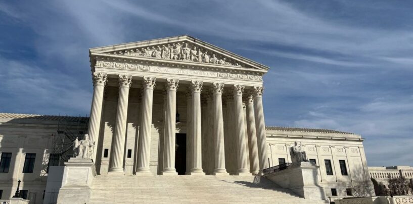 La Cour suprême autorise la politique de passeport anti-trans et anti-non binaire de l'administration Trump (pour l'instant)