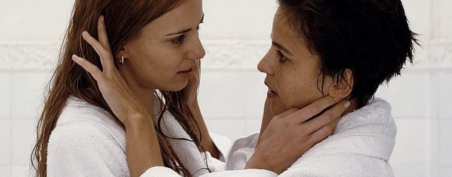 9 scènes de douche torrides lesbiennes et saphiques tirées de la télévision et des films et où les regarder