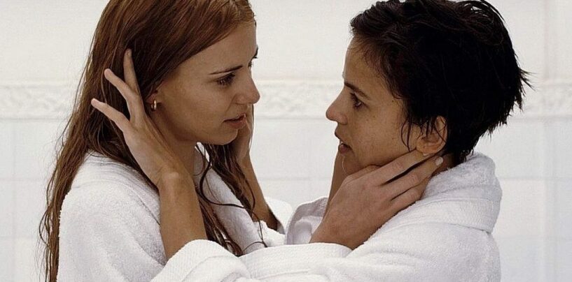 9 scènes de douche torrides lesbiennes et saphiques tirées de la télévision et des films et où les regarder