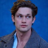 Damian Hardung se déshabille et se laisse tremper dans un clip viral sexy