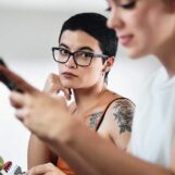 Qu'est-ce que la « pêche aux chatons » et pourquoi les rencontres LGBTQ+ sont-elles coupables de le faire ? Les experts en relations expliquent