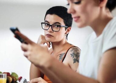 Qu'est-ce que la « pêche aux chatons » et pourquoi les rencontres LGBTQ+ sont-elles coupables de le faire ? Les experts en relations expliquent