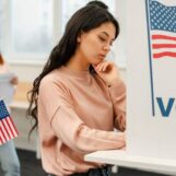 Les jeunes LGBTQ+ sont engagés politiquement, mais c'est compliqué