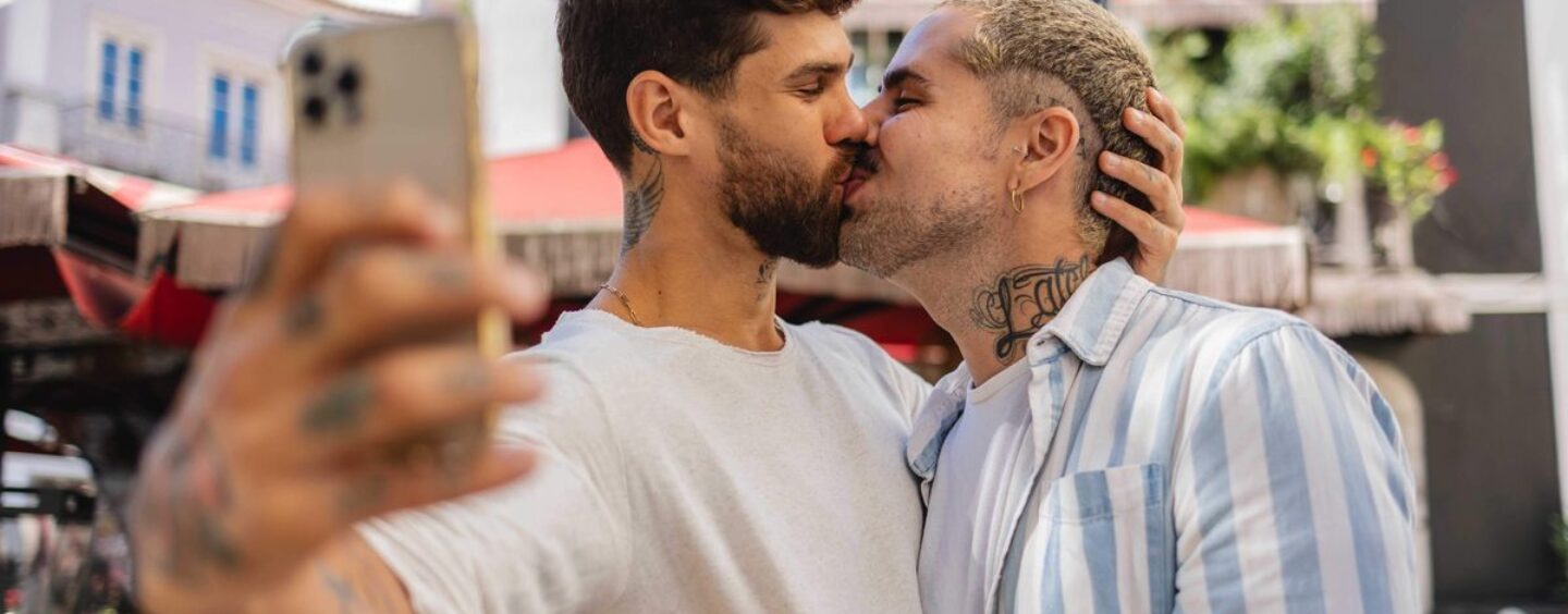 D’extrêmement toxique à carrément adorable, ces 17 tendances de rencontres LGBTQ+ définies pour 2025