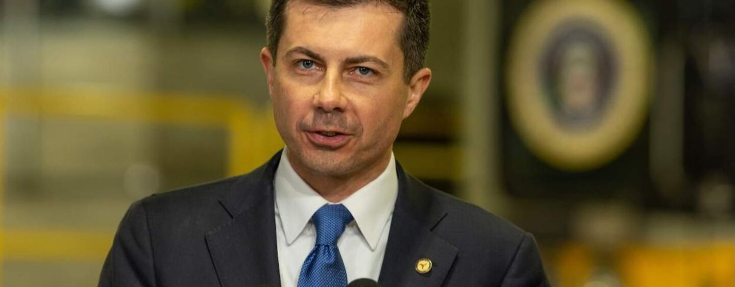 Pete Buttigieg dénonce le discours de Trump contre les contrôleurs aériens et l'administration Biden