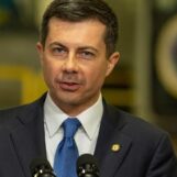 Pete Buttigieg dénonce le discours de Trump contre les contrôleurs aériens et l'administration Biden
