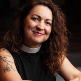 Rencontrez la pasteur lesbienne dont l'église a applaudi à l'interdiction des passages pour piétons arc-en-ciel au Texas