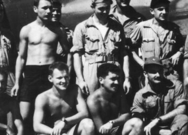 17 photos vintage de couples gays en uniforme qui vous feront saluer