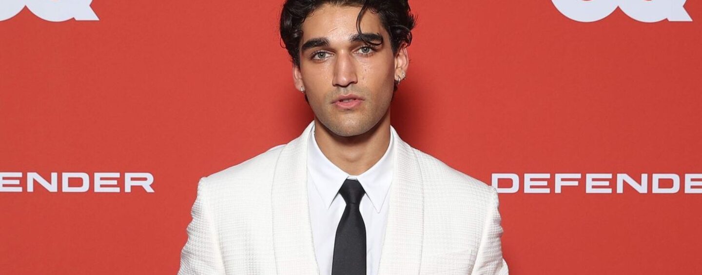 Josh Heuston fléchit son pack de six sexy dans de nouvelles photos torrides torse nu