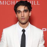 Josh Heuston fléchit son pack de six sexy dans de nouvelles photos torrides torse nu