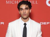 Josh Heuston fléchit son pack de six sexy dans de nouvelles photos torrides torse nu