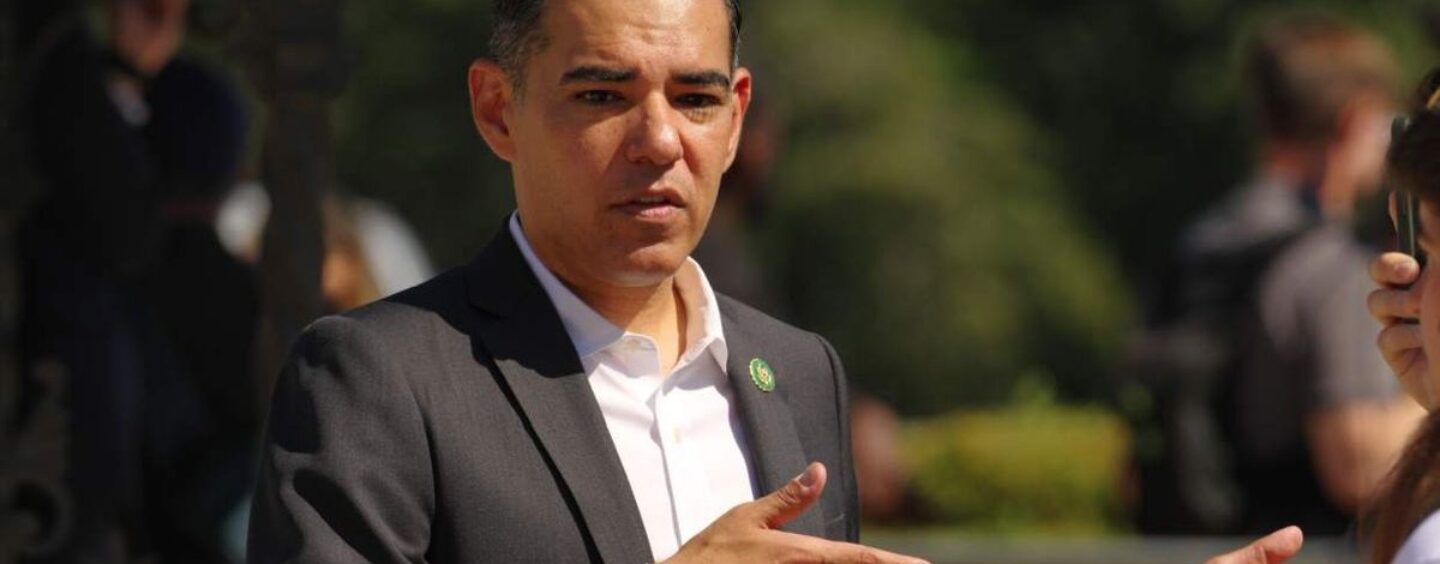 Le représentant sortant Robert Garcia dirige les démocrates dans la publication par courrier électronique d'Epstein, qui semble révéler davantage de connexions avec Trump