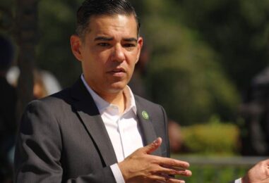 Le représentant sortant Robert Garcia dirige les démocrates dans la publication par courrier électronique d'Epstein, qui semble révéler davantage de connexions avec Trump