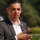 Le représentant Robert Garcia dirige les démocrates dans la publication par courrier électronique d'Epstein, qui semble révéler davantage de connexions avec Trump