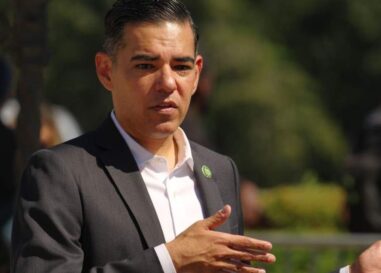 Le représentant Robert Garcia dirige les démocrates dans la publication par courrier électronique d'Epstein, qui semble révéler davantage de connexions avec Trump