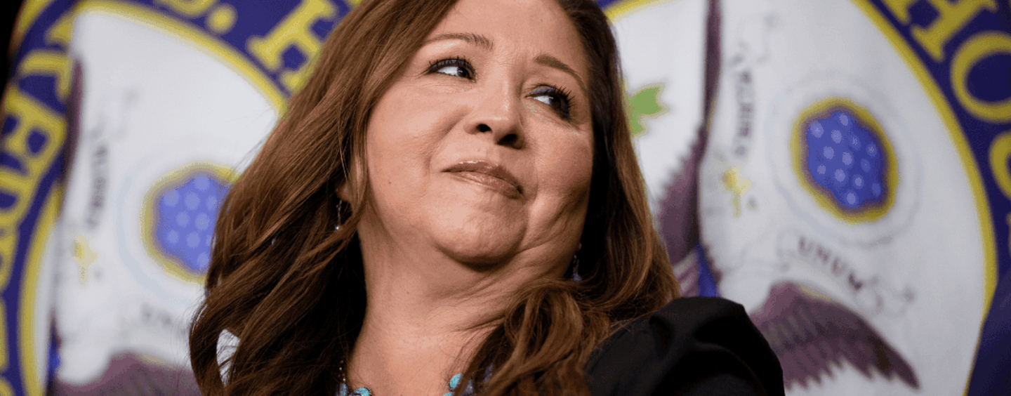 La représentante nouvellement assermentée Adelita Grijalva s'engage à protéger les droits LGBTQ+ dans un discours enflammé