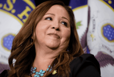 La représentante nouvellement assermentée Adelita Grijalva s'engage à protéger les droits LGBTQ+ dans un discours enflammé