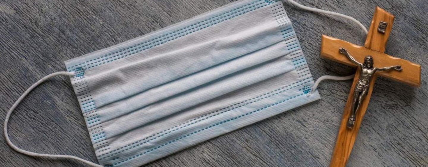 L’Église catholique interdit formellement les soins d’affirmation de genre dans ses hôpitaux