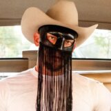 Orville Peck embrasse son côté sexy et sa confiance dans sa meilleure époque à ce jour