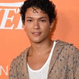 Omar Rudberg se lance en douceur avec des photos d'hôtel torse nu et les gays se déchaînent