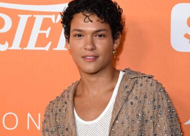Omar Rudberg se lance en douceur avec des photos d'hôtel torse nu et les gays se déchaînent
