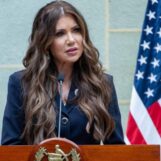 Un officier de la TSA poursuit Kristi Noem pour interdiction au personnel trans de procéder à des palpations