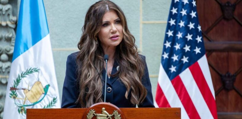 Un officier de la TSA poursuit Kristi Noem pour interdiction au personnel trans de procéder à des palpations