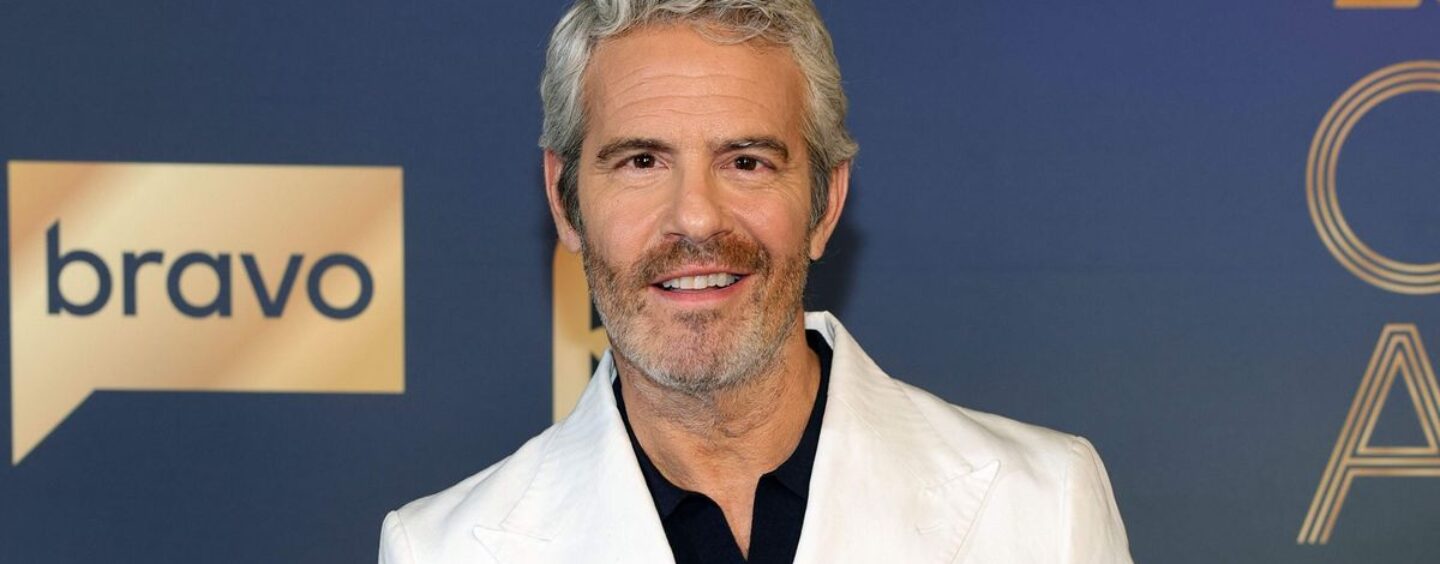 Andy Cohen embrasse son statut de papa sexy et parle de ses DM gay