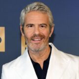 Andy Cohen embrasse son statut de papa sexy et parle de ses DM gay