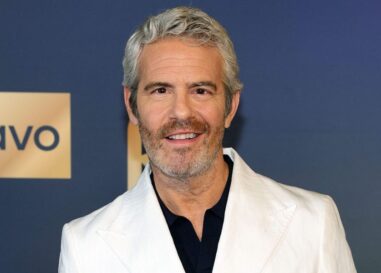 Andy Cohen embrasse son statut de papa sexy et parle de ses DM gay