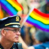 Les personnes LGBTQ+ sont plus susceptibles d'être arrêtées et faussement accusées par la police : rapport