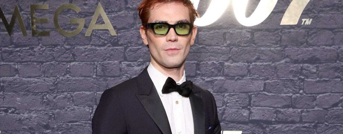 KJ Apa se déshabille et montre son corps sexy dans un nouveau film de vacances