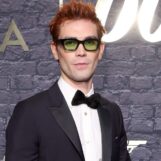 KJ Apa se déshabille et montre son corps sexy dans un nouveau film de vacances