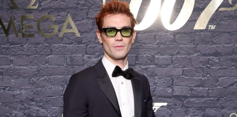 KJ Apa se déshabille et montre son corps sexy dans un nouveau film de vacances