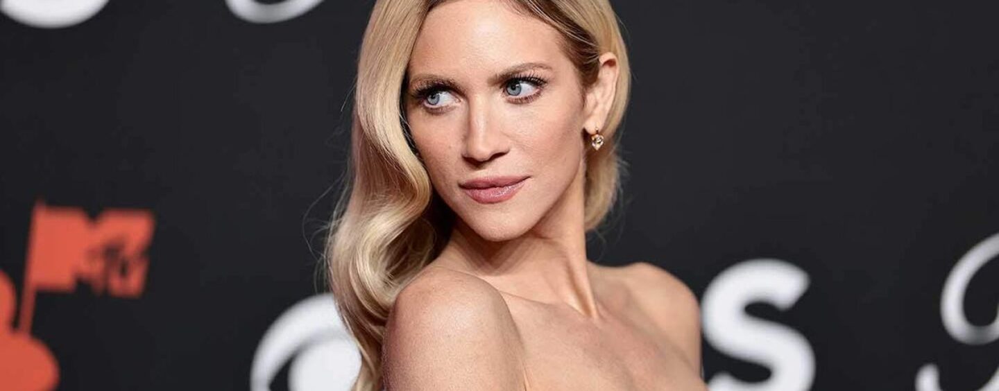 Brittany Snow dans un débardeur et un jean taille basse fait fondre les lesbiennes.